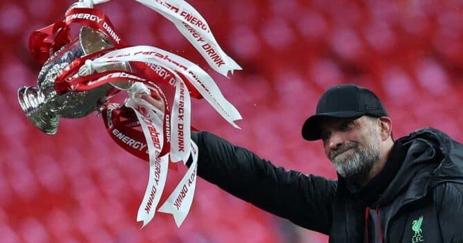 Liverpools deutscher Trainer Jürgen Klopp feiert mit der Trophäe nach dem englischen Ligapokalfinale zwischen Chelsea und Liverpool im Wembley-Stadion in London am 25. Februar 2024. - Virgil van Dijk erzielte das einzige Tor in der Verlängerung, als Liverpool zum zehnten Mal den Ligapokal gewann. (Foto von Adrian DENNIS / AFP)