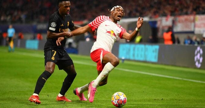 Leipzig, DEUTSCHLAND - 13.02.24: RB Spieler Mohamed Simakan gegen Vinicius Junior in der UEFA Champions League RB Leipzig gegen Real Madrid in der Red Bull Arena (Foto Depositphotos.com)