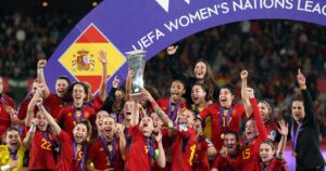 Die spanische Verteidigerin Irene Paredes (Nr. 04) hält die Trophäe zusammen mit ihren Mannschaftskameradinnen während der Siegerehrung nach dem Endspiel der UEFA Women's Nations League zwischen Spanien und Frankreich im Stadion La Cartuja in Sevilla am 28. Februar 2024. (Foto: FRANCK FIFE / AFP)