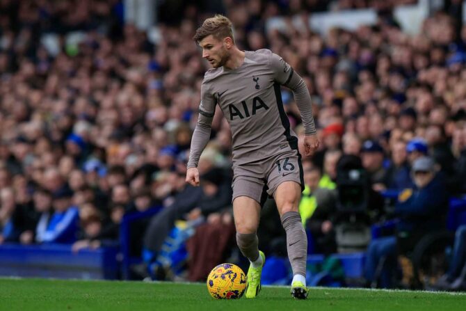 Timo Werner von Tottenham Hotspur läuft mit dem Ball während des Premier League Spiels Everton gegen Tottenham Hotspur im Goodison Park, Liverpool, Vereinigtes Königreich, 3. Februar 2024(Foto: Conor Molloy/News Images)