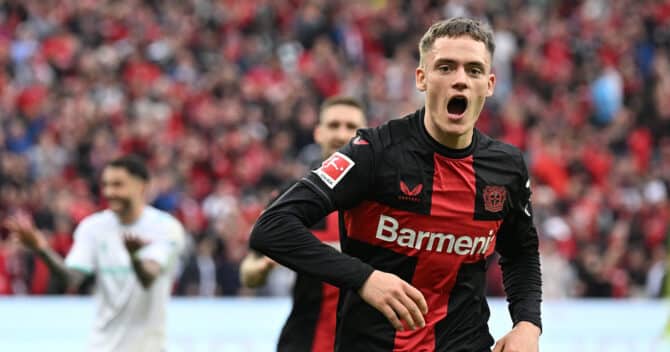 Bayer Leverkusens Mittelfeldspieler Florian Wirtz (Nr. 10) feiert mit seinen Mannschaftskameraden den Treffer zum 3:0 während des Fußballspiels Bayer 04 Leverkusen gegen Werder Bremen in Leverkusen, Westdeutschland, am 14. April 2024. (Foto: INA FASSBENDER / AFP)