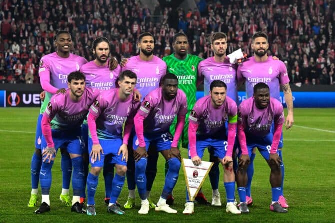 Die Spieler des AC Mailand stellen sich vor dem Achtelfinal-Rückspiel der UEFA Europa League zwischen Slavia Prag und dem AC Mailand am 14. März 2024 in Prag für ein Mannschaftsfoto auf. (Foto: Michal Cizek / AFP)