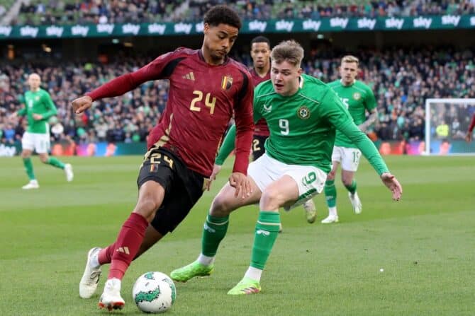 Der belgische Verteidiger (Nr. 24) Koni De Winter (L) kämpft mit dem irischen Stürmer (Nr. 09) Evan Ferguson (R) während des Freundschaftsspiels zwischen der Republik Irland und Belgien im Aviva Stadium in Dublin, Irland, am 23. März 2024. (Foto: PAUL FAITH / AFP)