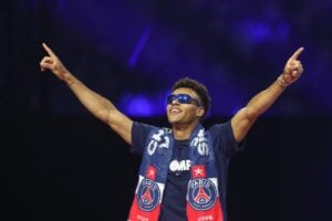 Paris Saint-Germains französischer Mittelfeldspieler #14 Desire Doue betritt das Spielfeld während der Zeremonie zur Übergabe der Trophäe einen Tag nach dem Sieg von Paris Saint-Germain (PSG) in der UEFA Champions League im Parc des Princes Stadion in Paris am 1. Juni 2025. (Foto: FRANCK FIFE / AFP)