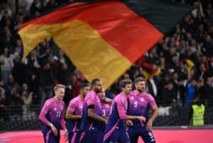 Im neuen DFB Away Trikot gewonnen! Der deutsche Stürmer (Nr. 09) Niclas Fuellkrug (R) feiert mit seinen Mannschaftskameraden den Treffer zum 2:1 während des Freundschaftsspiels zwischen Deutschland und den Niederlanden am 26. März 2024 in Frankfurt am Main, Westdeutschland. (Foto von Kirill KUDRYAVTSEV / AFP)