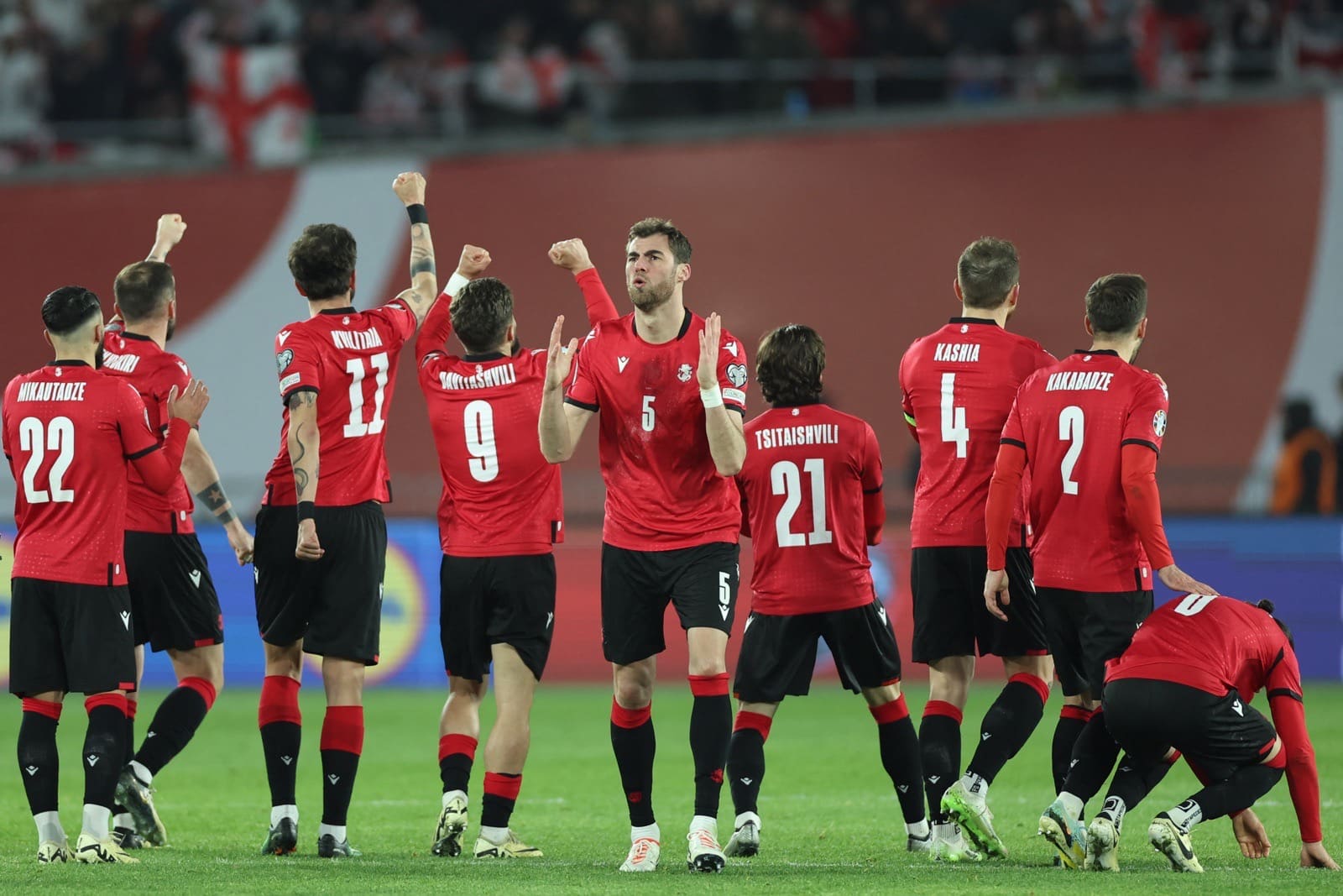 Georgiens Spieler jubeln während des Elfmeterschießens beim Fußballspiel der UEFA EURO 2024-Qualifikation zwischen Georgien und Griechenland in Tiflis am 26. März 2024. (Foto: Giorgi ARJEVANIDZE / AFP)