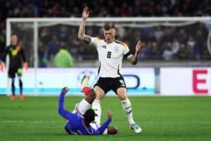 Deutschlands Mittelfeldspieler (Nr. 08) Toni Kroos (CR) und Frankreichs Stürmer (Nr. 11) Ousmane Dembele (CL) kämpfen um den Ball während des Freundschaftsspiels zwischen Frankreich und Deutschland im Groupama-Stadion in Decines-Charpieu, in der Nähe von Lyon, am 23. März 2024. (Foto: FRANCK FIFE / AFP)