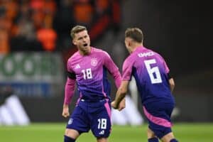 Deutschlands Verteidiger #18 Maxmilian Mittelstädt (L) feiert mit Deutschlands Mittelfeldspieler #06 Joshua Kimmich nach dem Ausgleichstreffer zum 1:1 während des Fußball-Freundschaftsspiels zwischen Deutschland und den Niederlanden in Frankfurt, Westdeutschland, am 26. März 2024. (Foto: INA FASSBENDER / AFP)