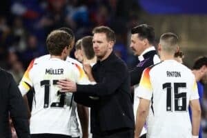 Deutschlands Cheftrainer Julian Nagelsmann (C) beglückwünscht Deutschlands Mittelfeldspieler #13 Thomas Müller (L) am Ende des Freundschaftsspiels zwischen Frankreich und Deutschland im Groupama-Stadion in Decines-Charpieu, in der Nähe von Lyon, am 23. März 2024. (Foto: FRANCK FIFE / AFP)