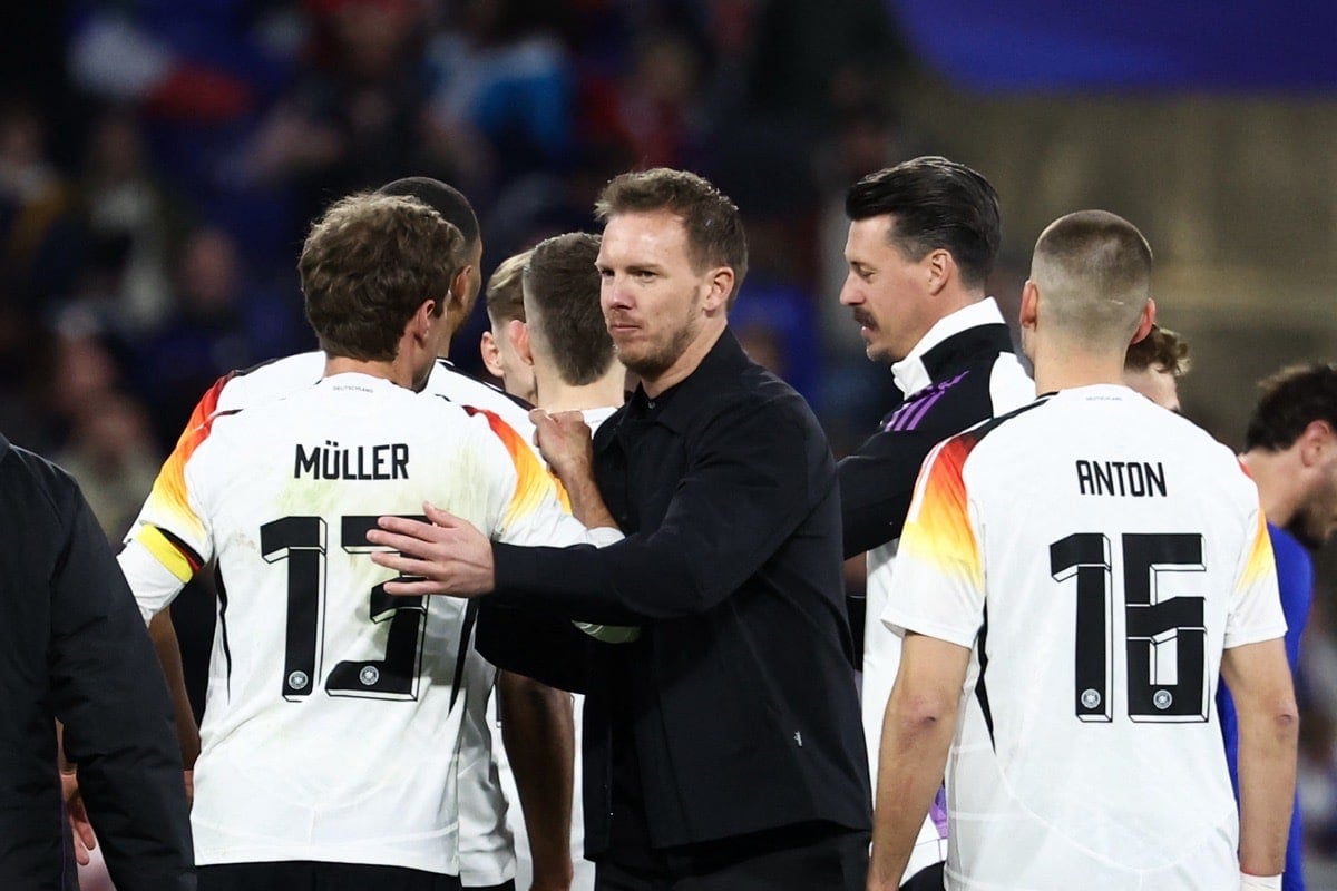 Deutschlands Cheftrainer Julian Nagelsmann (C) beglückwünscht Deutschlands Mittelfeldspieler #13 Thomas Müller (L) am Ende des Freundschaftsspiels zwischen Frankreich und Deutschland im Groupama-Stadion in Decines-Charpieu, in der Nähe von Lyon, am 23. März 2024. (Foto: FRANCK FIFE / AFP)