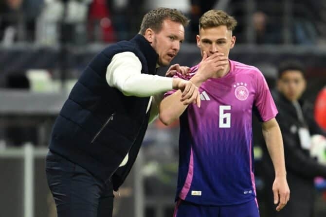 Der deutsche Cheftrainer Julian Nagelsmann (L) spricht mit dem deutschen Mittelfeldspieler Joshua Kimmich (Nr. 06) am Spielfeldrand während des Freundschaftsspiels zwischen Deutschland und den Niederlanden in Frankfurt am Main am 26. März 2024. (Foto: INA FASSBENDER / AFP)