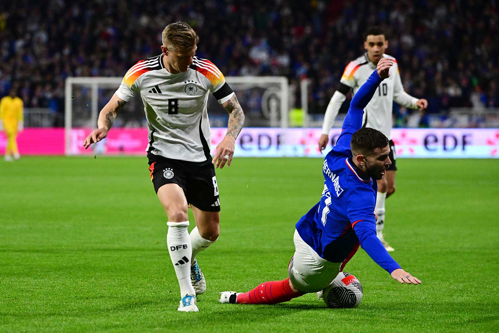 Frankreichs Verteidiger (21) Lucas Hernandez (R) und Deutschlands Mittelfeldspieler (08) Toni Kroos (L) kämpfen um den Ball während des Freundschaftsspiels zwischen Frankreich und Deutschland im Groupama-Stadion in Decines-Charpieu, in der Nähe von Lyon, am 23. März 2024. (Foto: Olivier CHASSIGNOLE / AFP)