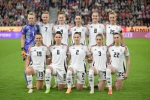 Das erste Mal im neuen EM Trikot von Deutschland 2024: (Vordere Reihe, v.l.n.r.) Deutschlands Mittelfeldspielerin #19 Klara Buehl, Deutschlands Mittelfeldspielerin #06 Lena Oberdorf, Deutschlands Verteidigerin #02 Sarai Linder, Deutschlands Verteidigerin #03 Kathrin Hendrich und Deutschlands Mittelfeldspielerin #22 Jule Brand und (hintere Reihe, v.l.n.r.) Deutschlands Torhüterin #01 Merle Frohms, Deutschlands Stürmerin #07 Lea Schueller, Deutschlands Abwehrspielerin Nr. 09 Sjoeke Nusken, Deutschlands Abwehrspielerin Nr. 23 Sara Doorsoun, Deutschlands Mittelfeldspielerin Nr. 08 Sydney Lohmann und Deutschlands Abwehrspielerin Nr. 15 Giulia Gwinn posieren für ein Mannschaftsfoto vor dem Qualifikationsspiel zur UEFA-Frauen-Europameisterschaft 2025 zwischen Österreich und Deutschland in Linz, Österreich, am 5. April 2024. (Foto: Joe Klamar / AFP)