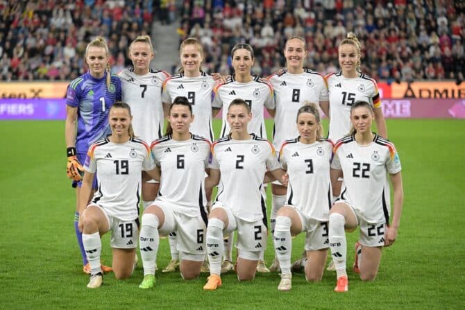 Das erste Mal im neuen EM Trikot von Deutschland 2024: (Vordere Reihe, v.l.n.r.) #19 Klara Buehl, #06 Lena Oberdorf, #02 Sarai Linder, #03 Kathrin Hendrich und #22 Jule Brand und (hintere Reihe, v.l.n.r.) Torhüterin #01 Merle Frohms, #07 Lea Schueller, Nr. 09 Sjoeke Nusken, Nr. 23 Sara Doorsoun, Nr. 08 Sydney Lohmann und Nr. 15 Giulia Gwinn posieren für ein Mannschaftsfoto vor dem Qualifikationsspiel zur UEFA-Frauen-Europameisterschaft 2025 zwischen Österreich und Deutschland in Linz, Österreich, am 5. April 2024. (Foto: Joe Klamar / AFP)