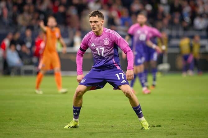 Im neuen DFB Away Trikot 2024: Florian Wirtz beim Länderspiel Deutschland gegen die Niederlande im März 2024 ( Foto Depositphotos.com)