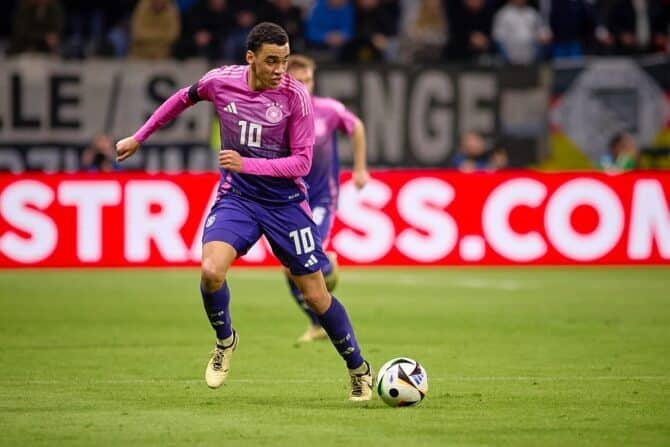 Im neuen DFB Away Trikot 2024 Jamal Musiala beim Länderspiel gegen die Niederlande im März 2024 (Foto Depositphotos.com)