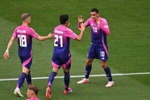 Jamal Musiala freut sich mit Ilkay Gundogan und Maximilian Mittelstaedt über das 1:0 gegen Ungarn (Photo by Fabrice COFFRINI / AFP)