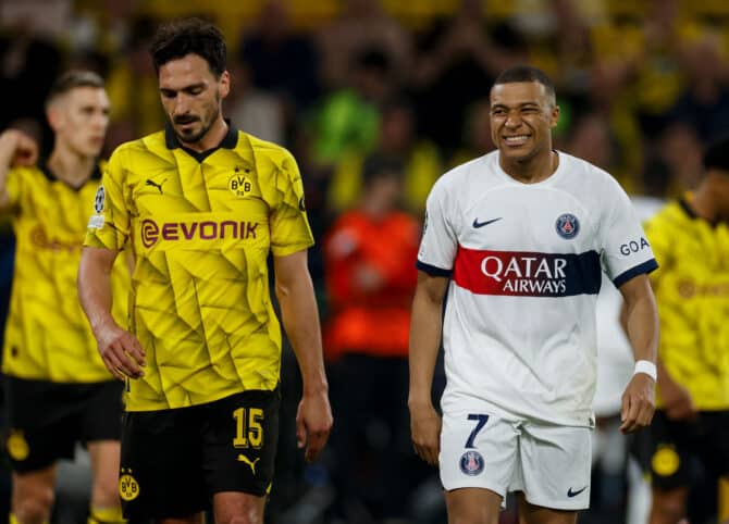 Dortmunds deutscher Verteidiger (#15) Mats Hummels und Paris Saint-Germains französischer Stürmer (#07) Kylian Mbappe reagieren während des Halbfinal-Hinspiels der UEFA Champions League zwischen Borussia Dortmund und Paris Saint-Germain (PSG) am 1. Mai 2024 in Dortmund. (Foto: Odd ANDERSEN / AFP)