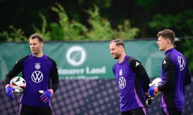 Am 31. Mai 2024, während einer Trainingseinheit der deutschen Fußballnationalmannschaft in Blankenhain, Ostdeutschland, bereiteten sich die Torhüter Manuel Neuer, Oliver Baumann und Alexander Nübel auf die UEFA EURO 2024 vor. (Foto: Tobias Schwarz / AFP)