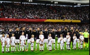 Die deutsche Mannschaft posiert vor dem Freundschaftsspiel Deutschland gegen die Ukraine in Nürnberg am 3. Juni 2024. (Foto: Tobias SCHWARZ / AFP)