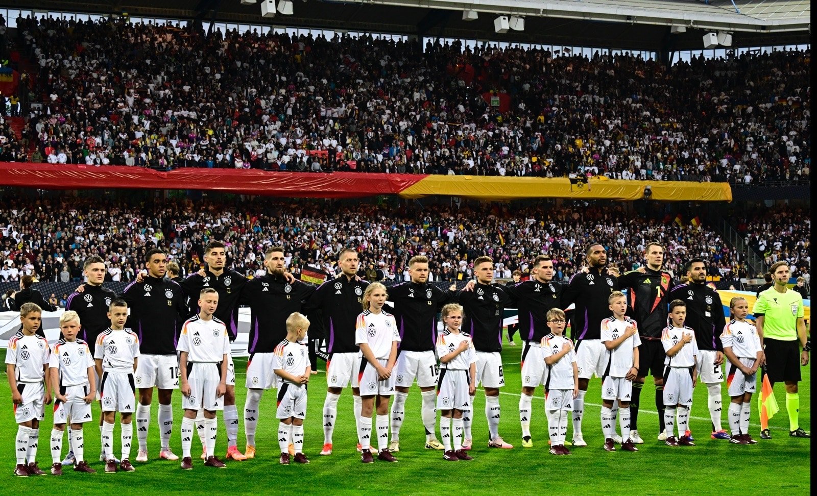 Die deutsche Mannschaft posiert vor dem Freundschaftsspiel Deutschland gegen die Ukraine in Nürnberg am 3. Juni 2024. (Foto: Tobias SCHWARZ / AFP)