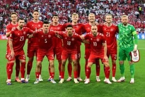 (Oben L-R) Dänemarks Verteidiger #02 Joachim Andersen, Dänemarks Verteidiger #03 Jannik Vestergaard, Dänemarks Verteidiger #06 Andreas Christensen, Dänemarks Stürmer #09 Rasmus Hojlund, Dänemarks Stürmer #19 Jonas Wind, Dänemarks Mittelfeldspieler #21 Morten Hjulmand, Dänemarks Torwart #01 Kasper Schmeichel, (Unten L-R) Dänemarks Mittelfeldspieler #23 Pierre-Emile Hojbjerg, Dänemarks Verteidiger #05 Joakim Maehle, Dänemarks Verteidiger #18 Alexander Bah und Dänemarks Mittelfeldspieler #10 Christian Eriksen posieren vor dem Fußballspiel der UEFA Euro 2024 Gruppe C zwischen Dänemark und Serbien am 25. Juni 2024 in der Münchener Fußball-Arena in München. (Foto: Tobias SCHWARZ / AFP)