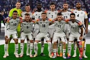 (L-R hintere Reihe) Deutschlands Torhüter #01 Manuel Neuer, Toni Kroos, Antonio Rüdiger, Kai Havertz, Robert Andrich und Jonathan Tah (L-R vordere Reihe) Jamal Musiala, Joshua Kimmich, Maximilian Mittelstaedt, Florian Wirtz und Ilkay Gundogan posieren für ein Mannschaftsfoto vor dem Anpfiff des UEFA-Euro-2024-Fußballspiels der Gruppe A zwischen Deutschland und Schottland am 14. Juni 2024 in der Münchner Fußball-Arena in München. (Foto: Tobias SCHWARZ / AFP)