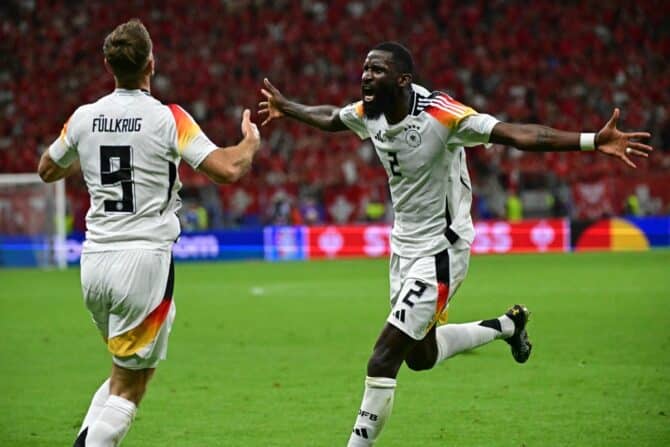 Niclas Fuellkrug und Antonio Ruediger feiern den späten Ausgleich gegen die Schweiz am 23.Juni 2024. (Photo by Tobias SCHWARZ / AFP)
