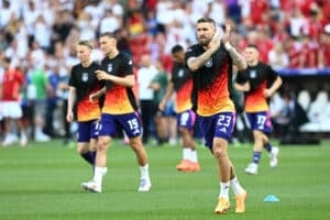 Robert Andrich und die anderen Spieler beim Aufwärmen gegen Ungarn. Sehr auffällig ist das neue DFB Aufwärmtrikot - ein echter Hingucker! (Photo by THOMAS KIENZLE / AFP)