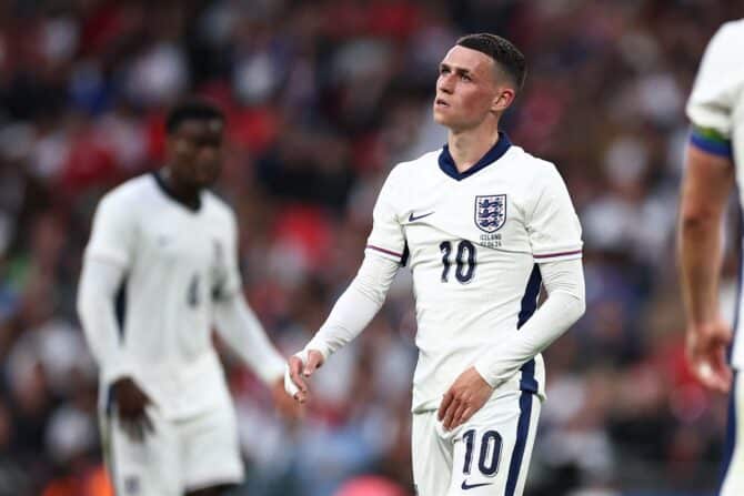 Englands Mittelfeldspieler #10 Phil Foden reagiert während des internationalen Fußball-Freundschaftsspiels zwischen England und Island im Wembley-Stadion in London am 7. Juni 2024. (Foto von HENRY NICHOLLS / AFP)