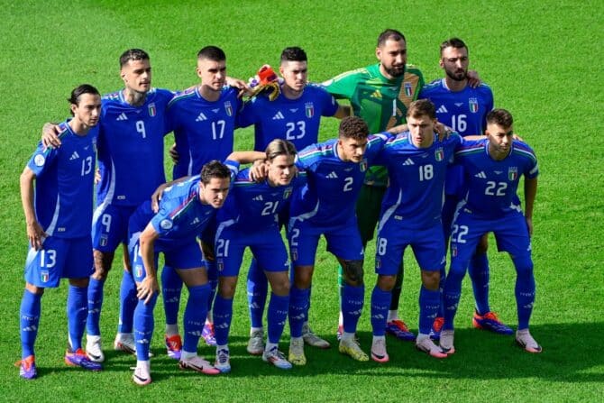(Von links) Italiens Verteidiger #13 Matteo Darmian, Italiens Stürmer #09 Gianluca Scamacca, Italiens Verteidiger #17 Gianluca Mancini, Italiens Stürmer #14 Federico Chiesa, Italiens Mittelfeldspieler #21 Nicolo Fagioli, Italiens Verteidiger #23 Alessandro Bastoni, Italiens Verteidiger #02 Giovanni Di Lorenzo, Italiens Torhüter Nr. 01 Gianluigi Donnarumma, Italiens Mittelfeldspieler Nr. 18 Nicolo Barella, Italiens Mittelfeldspieler Nr. 16 Bryan Christante und Italiens Stürmer Nr. 22 Stephan El Shaarawy posieren vor dem Achtelfinalspiel der UEFA Euro 2024 zwischen der Schweiz und Italien im Olympiastadion Berlin am 29. Juni 2024. (Foto: JOHN MACDOUGALL / AFP)