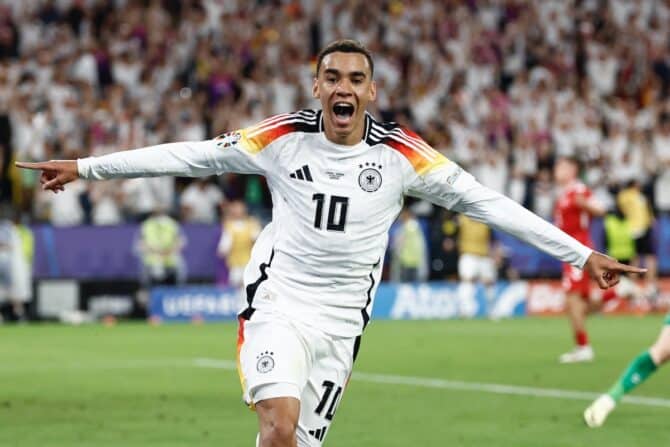 Jamal Musiala freut sich über sein 2:0 gegen Dänemark im EM-Achtelfinale (Photo by KENZO TRIBOUILLARD / AFP)