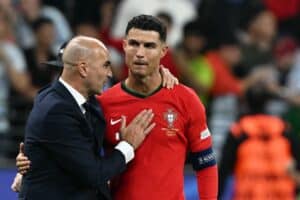 Portugals Stürmer #07 Cristiano Ronaldo (R) mit Portugals Cheftrainer Roberto Martinez nach dem Sieg im Achtelfinalspiel der UEFA Euro 2024 zwischen Portugal und Slowenien in der Frankfurt Arena in Frankfurt am Main am 1. Juli 2024. (Foto: PATRICIA DE MELO MOREIRA / AFP)