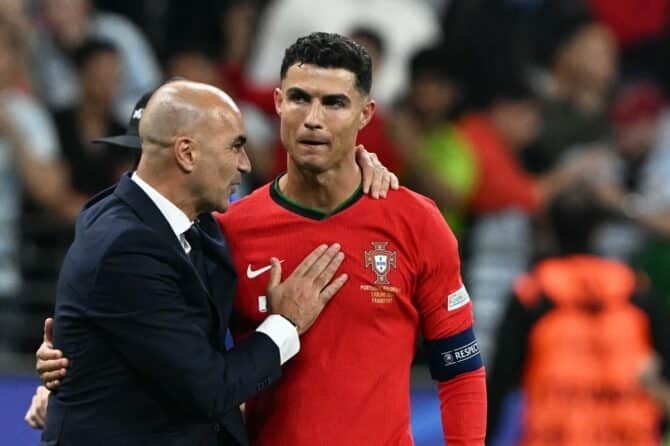 Portugals Stürmer #07 Cristiano Ronaldo (R) mit Portugals Cheftrainer Roberto Martinez nach dem Sieg im Achtelfinalspiel der UEFA Euro 2024 zwischen Portugal und Slowenien in der Frankfurt Arena in Frankfurt am Main am 1. Juli 2024. (Foto: PATRICIA DE MELO MOREIRA / AFP)