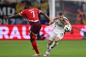 Der Schweizer Stürmer (Nr. 07) Breel Embolo und der deutsche Verteidiger (Nr. 15) Nico Schlotterbeck kämpfen um den Ball während des Fußballspiels der UEFA Euro 2024 Gruppe A zwischen der Schweiz und Deutschland in der Frankfurt Arena in Frankfurt am Main am 23. Juni 2024. (Foto von Kirill KUDRYAVTSEV / AFP)