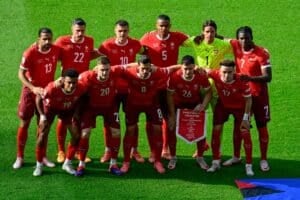 (Von links) Der Schweizer Verteidiger #13 Ricardo Rodriguez, der Schweizer Stürmer #19 Dan Ndoye, der Schweizer Verteidiger #22 Fabian Schaer, der Schweizer Mittelfeldspieler #20 Michel Aebischer, der Schweizer Mittelfeldspieler #10 Granit Xhaka, der Schweizer Mittelfeldspieler #08 Remo Freuler, der Schweizer Verteidiger #05 Manuel Akanji, Der Schweizer Mittelfeldspieler #26 Fabian Rieder, der Schweizer Torhüter #01 Yann Sommer, der Schweizer Mittelfeldspieler #17 Ruben Vargas und der Schweizer Stürmer #07 Breel Embolo psoe vor dem Achtelfinalspiel der UEFA Euro 2024 zwischen der Schweiz und Italien im Olympiastadion Berlin in Berlin am 29. Juni 2024. (Foto: JOHN MACDOUGALL / AFP)