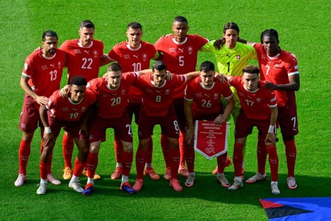 (Von links) Der Schweizer Verteidiger #13 Ricardo Rodriguez, der Schweizer Stürmer #19 Dan Ndoye, der Schweizer Verteidiger #22 Fabian Schaer, der Schweizer Mittelfeldspieler #20 Michel Aebischer, der Schweizer Mittelfeldspieler #10 Granit Xhaka, der Schweizer Mittelfeldspieler #08 Remo Freuler, der Schweizer Verteidiger #05 Manuel Akanji, Der Schweizer Mittelfeldspieler #26 Fabian Rieder, der Schweizer Torhüter #01 Yann Sommer, der Schweizer Mittelfeldspieler #17 Ruben Vargas und der Schweizer Stürmer #07 Breel Embolo psoe vor dem Achtelfinalspiel der UEFA Euro 2024 zwischen der Schweiz und Italien im Olympiastadion Berlin in Berlin am 29. Juni 2024. (Foto: JOHN MACDOUGALL / AFP)