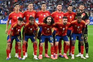 (Von links) Spaniens Verteidiger #03 Robin Le Normand, Spaniens Mittelfeldspieler #20 Pedri, Spaniens Mittelfeldspieler #08 Fabian Ruiz, Spaniens Stürmer #19 Lamine Yamal, Spaniens Verteidiger #24 Marc Cucurella, Spaniens Mittelfeldspieler #16 Rodri, Spaniens Verteidiger #14 Aymeric Laporte, Spaniens Verteidiger #02 Dani Carvajal, Spaniens Stürmer #07 Alvaro Morata, Spaniens Mittelfeldspieler #17 Nico Williams und Spaniens Torhüter #23 Unai Simon posieren für ein Mannschaftsfoto vor dem Fußballspiel der UEFA Euro 2024 Gruppe B zwischen Spanien und Italien in der Arena AufSchalke in Gelsenkirchen am 20. Juni 2024. (Foto: PATRICIA DE MELO MOREIRA / AFP)