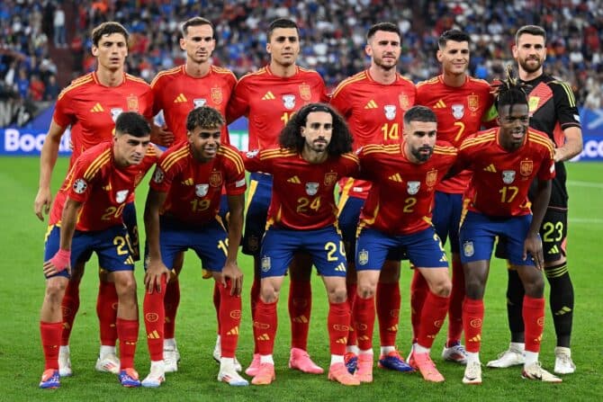(Von links) Spaniens Verteidiger #03 Robin Le Normand, Spaniens Mittelfeldspieler #20 Pedri, Spaniens Mittelfeldspieler #08 Fabian Ruiz, Spaniens Stürmer #19 Lamine Yamal, Spaniens Verteidiger #24 Marc Cucurella, Spaniens Mittelfeldspieler #16 Rodri, Spaniens Verteidiger #14 Aymeric Laporte, Spaniens Verteidiger #02 Dani Carvajal, Spaniens Stürmer #07 Alvaro Morata, Spaniens Mittelfeldspieler #17 Nico Williams und Spaniens Torhüter #23 Unai Simon posieren für ein Mannschaftsfoto vor dem Fußballspiel der UEFA Euro 2024 Gruppe B zwischen Spanien und Italien in der Arena AufSchalke in Gelsenkirchen am 20. Juni 2024. (Foto: PATRICIA DE MELO MOREIRA / AFP)