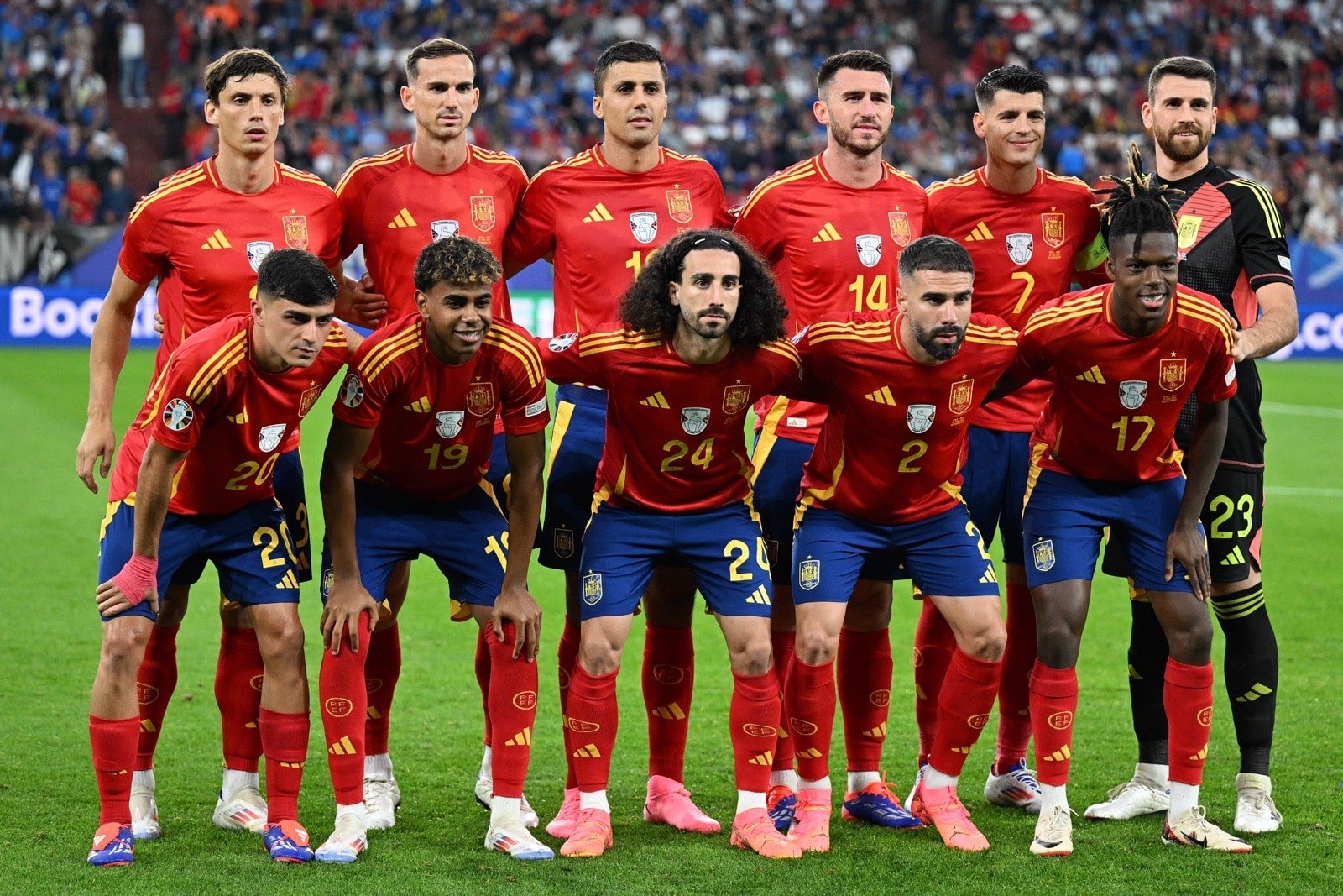 (Von links) Spaniens Verteidiger #03 Robin Le Normand, Spaniens Mittelfeldspieler #20 Pedri, Spaniens Mittelfeldspieler #08 Fabian Ruiz, Spaniens Stürmer #19 Lamine Yamal, Spaniens Verteidiger #24 Marc Cucurella, Spaniens Mittelfeldspieler #16 Rodri, Spaniens Verteidiger #14 Aymeric Laporte, Spaniens Verteidiger #02 Dani Carvajal, Spaniens Stürmer #07 Alvaro Morata, Spaniens Mittelfeldspieler #17 Nico Williams und Spaniens Torhüter #23 Unai Simon posieren für ein Mannschaftsfoto vor dem Fußballspiel der UEFA Euro 2024 Gruppe B zwischen Spanien und Italien in der Arena AufSchalke in Gelsenkirchen am 20. Juni 2024. (Foto: PATRICIA DE MELO MOREIRA / AFP)