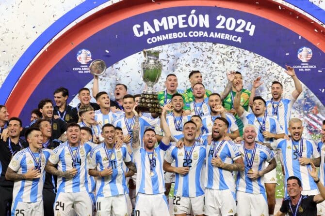 Der argentinische Stürmer Lionel Messi (Nr. 10) hebt die Trophäe in die Höhe, als er den Sieg im Endspiel des Copa-America-Turniers Conmebol 2024 zwischen Argentinien und Kolumbien im Hard Rock Stadium in Miami, Florida, am 14. Juli 2024 feiert. (Foto: CHARLY TRIBALLEAU / AFP)
