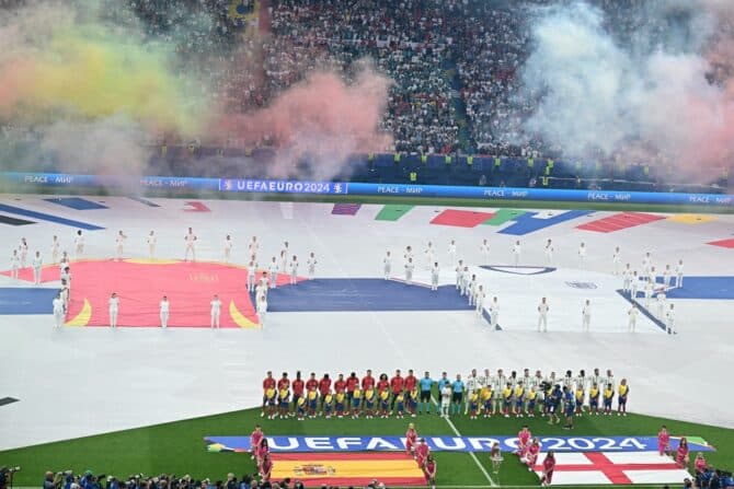 Die Spieler stehen vor dem Endspiel der UEFA Euro 2024 zwischen Spanien und England im Olympiastadion in Berlin am 14. Juli 2024 für ihre Nationalhymnen auf. (Foto: Tobias SCHWARZ / AFP)