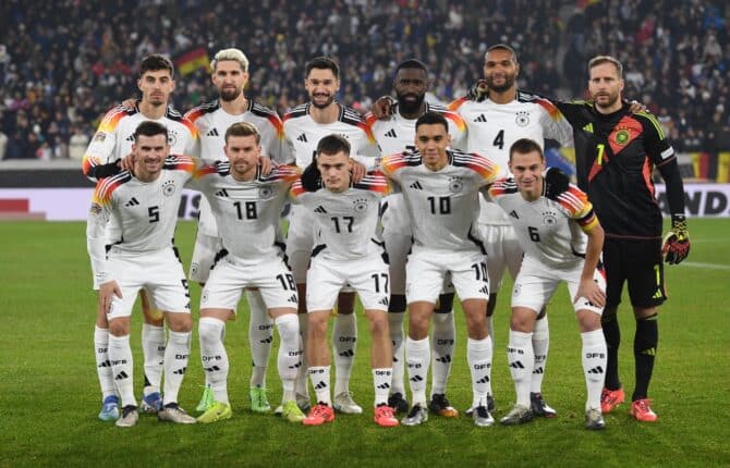 Die deutsche Mannschaftsaufstellung posiert vor dem UEFA Nations League-Fußballspiel zwischen Deutschland und Bosnien und Herzegowina am 16. November 2024 in Freiburg. (Foto: Thomas KIENZLE / AFP)