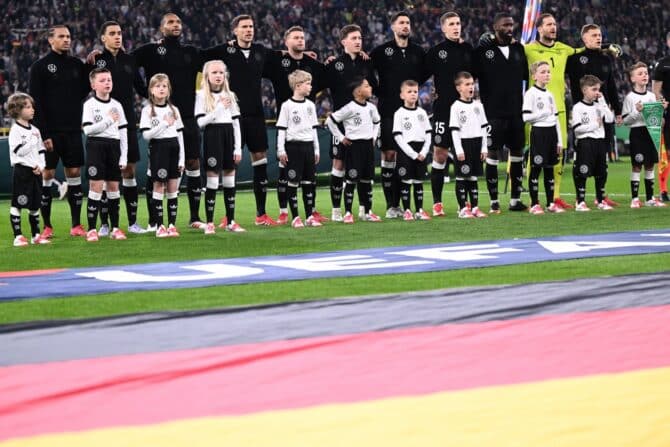 Die deutschen Spieler stellen sich vor dem Viertelfinal-Rückspiel der UEFA Nations League zwischen Deutschland und Italien im Signal Iduna Park in Dortmund am 23. März 2025 zu den Nationalhymnen auf. (Foto von Kirill KUDRYAVTSEV / AFP)