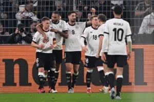 Joshua Kimmich (L), Verteidiger Nr. 06, feiert mit seinen Mannschaftskameraden den Führungstreffer vom Elfmeterpunkt während des Viertelfinal-Rückspiels der UEFA Nations League zwischen Deutschland und Italien im Signal Iduna Park in Dortmund, Westdeutschland, am 23. März 2025. (Foto von Kirill KUDRYAVTSEV / AFP)