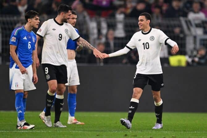 Deutschlands Mittelfeldspieler #10 Jamal Musiala (R) feiert den Treffer zum 2:0 mit seinem Teamkollegen, Deutschlands Stürmer #09 Tim Kleindienst, während des Viertelfinal-Rückspiels der UEFA Nations League zwischen Deutschland und Italien im Signal Iduna Park in Dortmund, Westdeutschland, am 23. März 2025. (Foto von Kirill KUDRYAVTSEV / AFP)