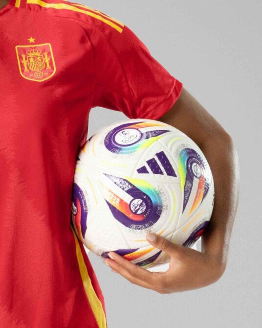 Der neue Adidas offizielle Spielball "Konektis" der Frauen-EM 2024 (Copyright Adidas)
