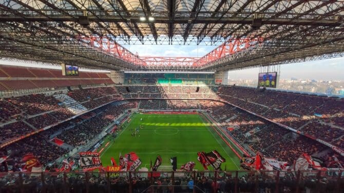 Blick ins Innere des Giuseppe-Meazza-Stadions von Mailand, auch bekannt als San-Siro-Stadion, in Mailand, Italien, vor einem Serie-A-Spiel des A.C. Mailand (Foto Depositphotos.com)