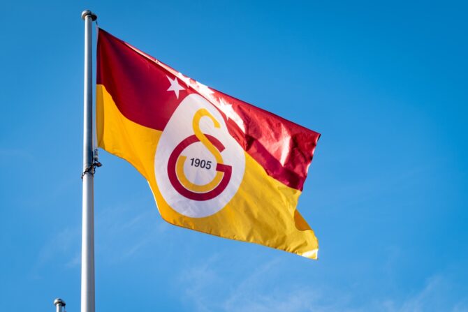 Istanbul, Türkei - Galatasaray S.K. Flagge im heimischen Stadion. Galatasaray-Vereinslogo auf der Fahne — Foto von uskarp