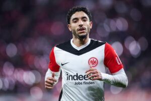 Frankfurts ägyptischer Stürmer (Nr. 07) Omar Marmoush während des Bundesligaspiels zwischen RB Leipzig und Eintracht Frankfurt am 15. Dezember 2024 in Leipzig. (Foto: Ronny Hartmann / AFP) / Die DFL-Bestimmungen verbieten jegliche Verwendung von Fotos als Bildsequenzen und/oder Quasi-Videos